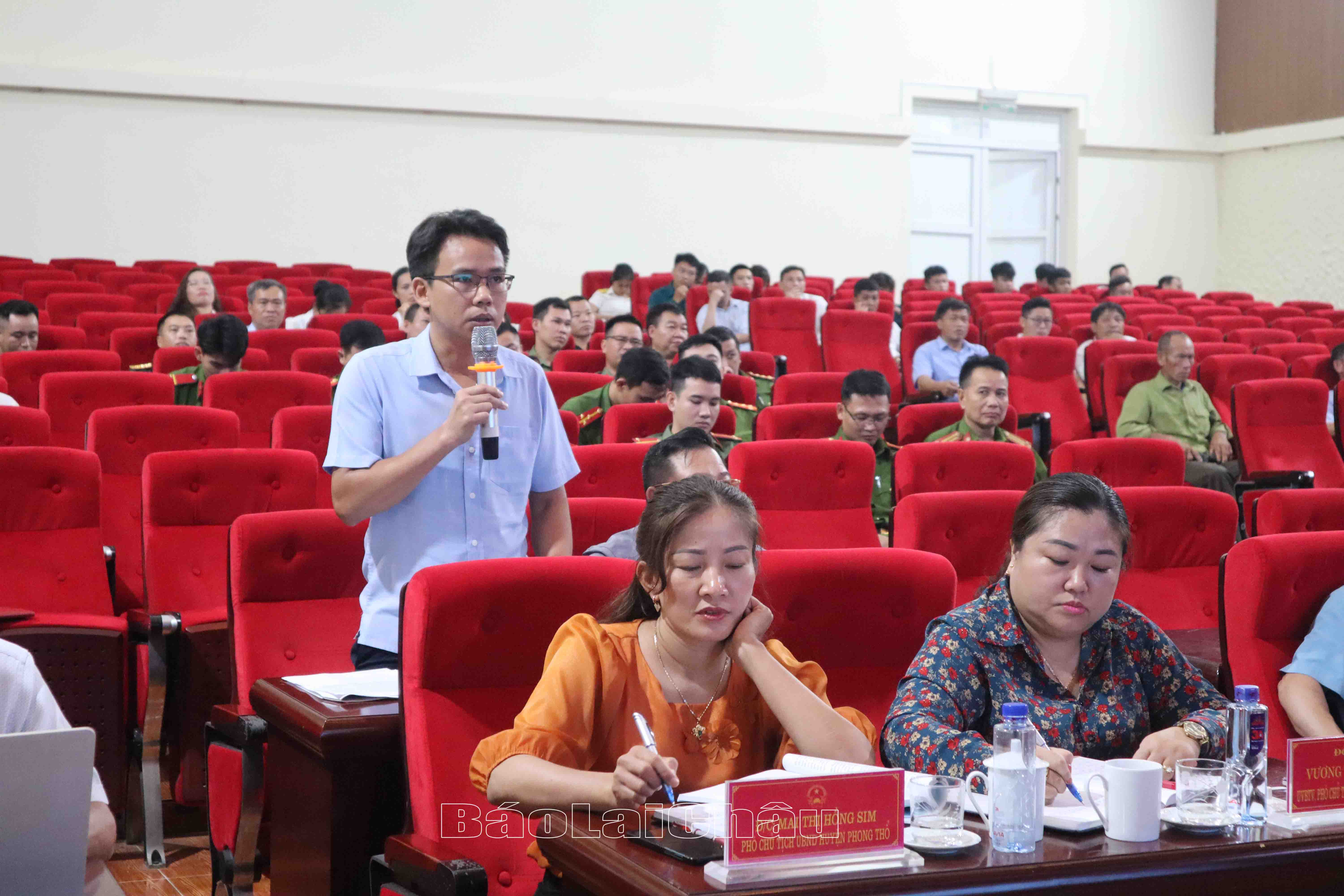 Đại diện Phòng Nông nghiệp và Phát triển nông thôn huyện Phong Thổ kiến nghị tại buổi TXCT.